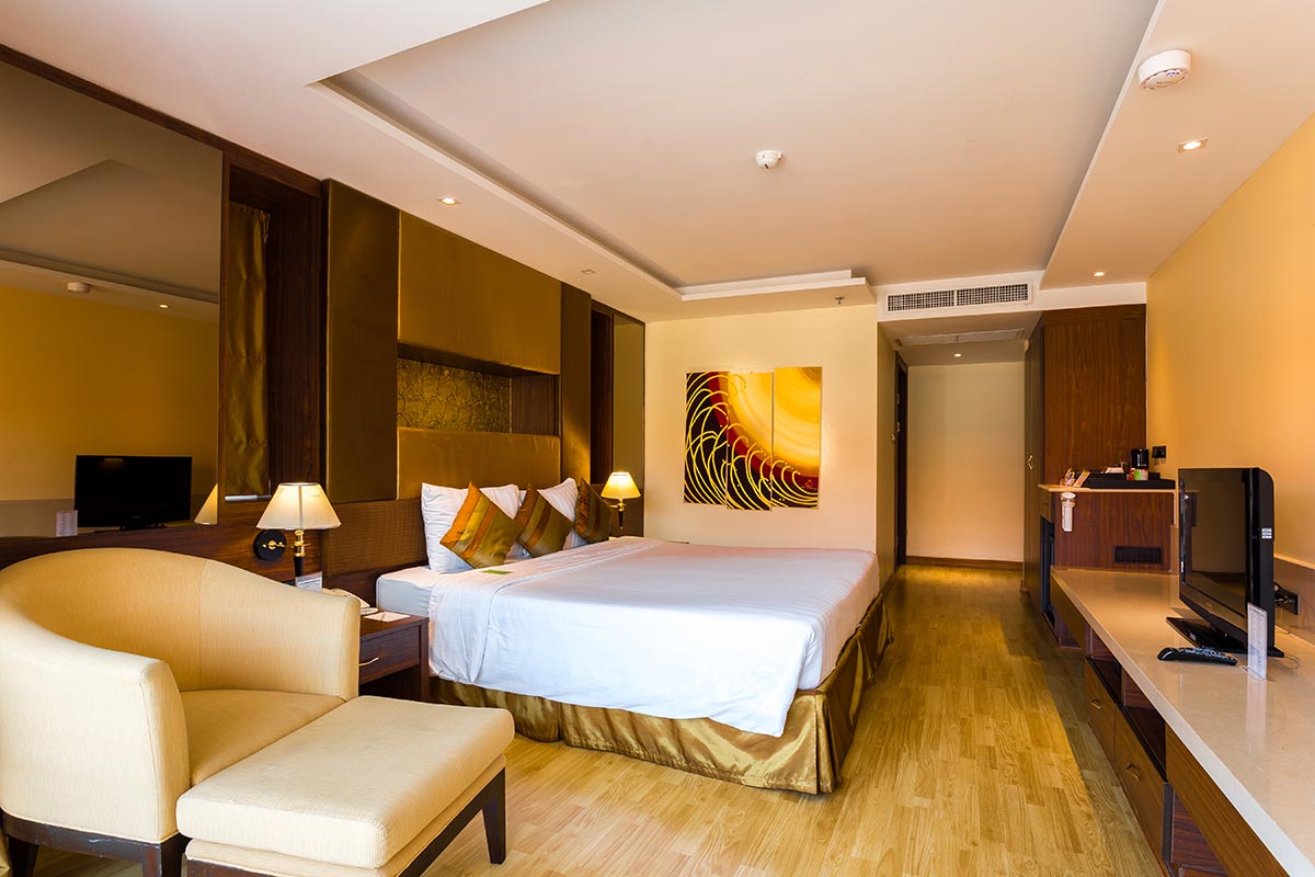 z1-02-Nova-Gold-Pattaya-superior-bedroom-02