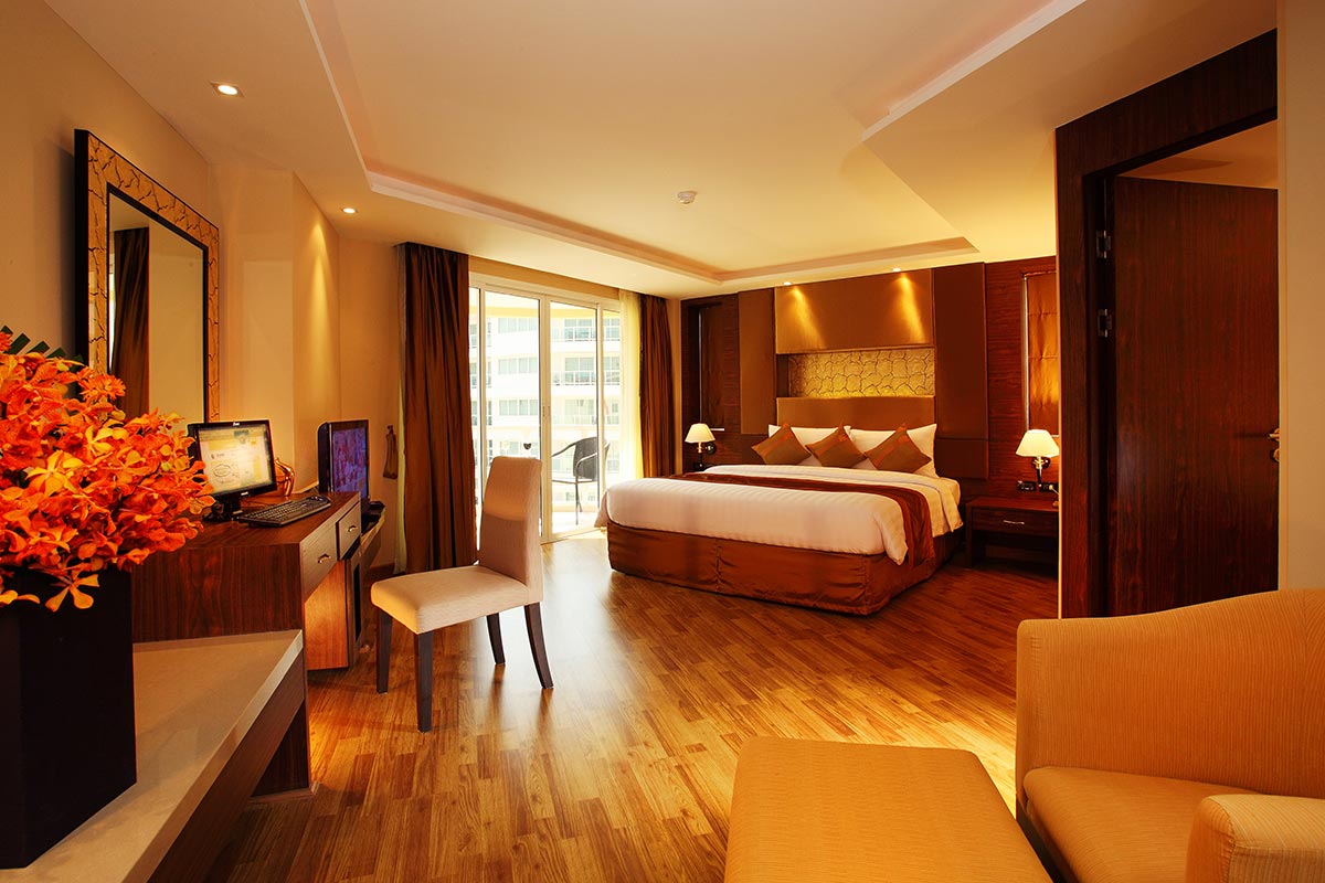 z3-01-Nova-Gold-Pattaya-deluxe-corner-bedroom-1
