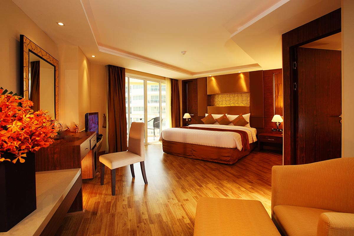 z3-01-Nova-Gold-Pattaya-deluxe-corner-bedroom-1 (1)